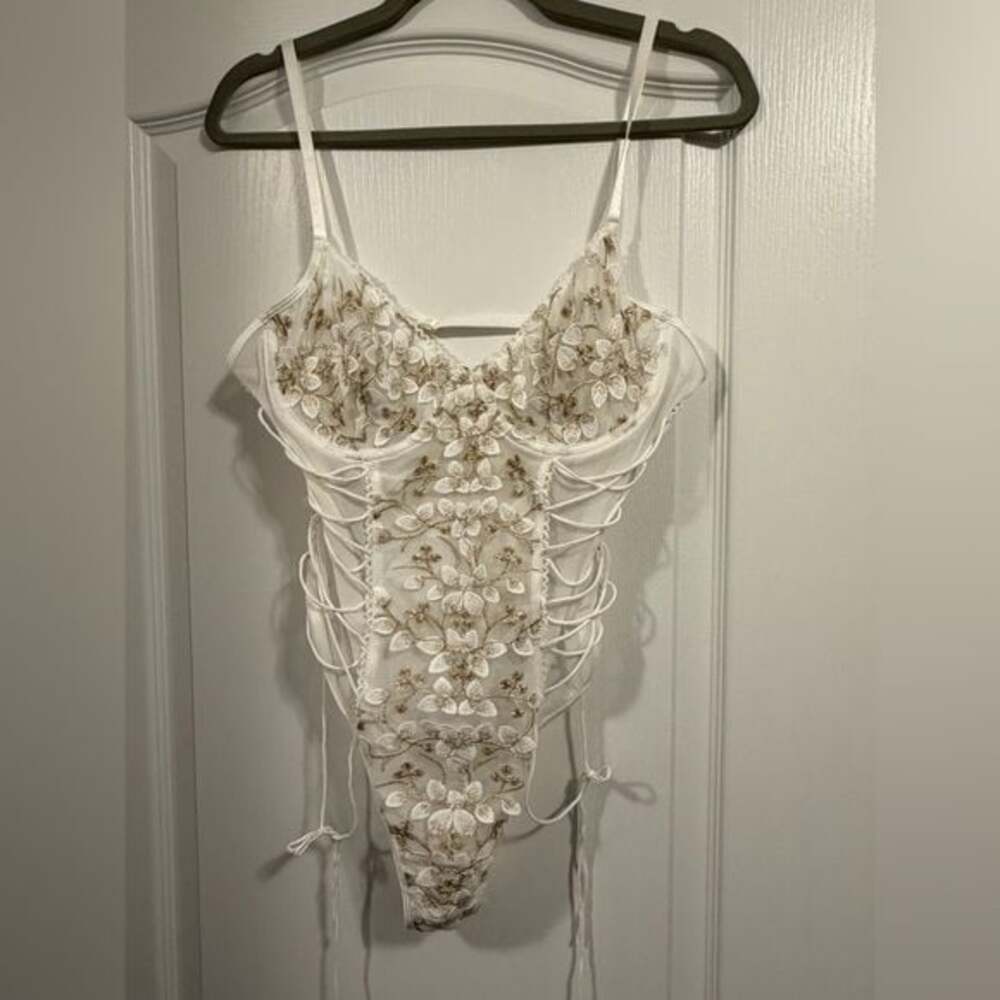 Chic White Floral Lace Chemise